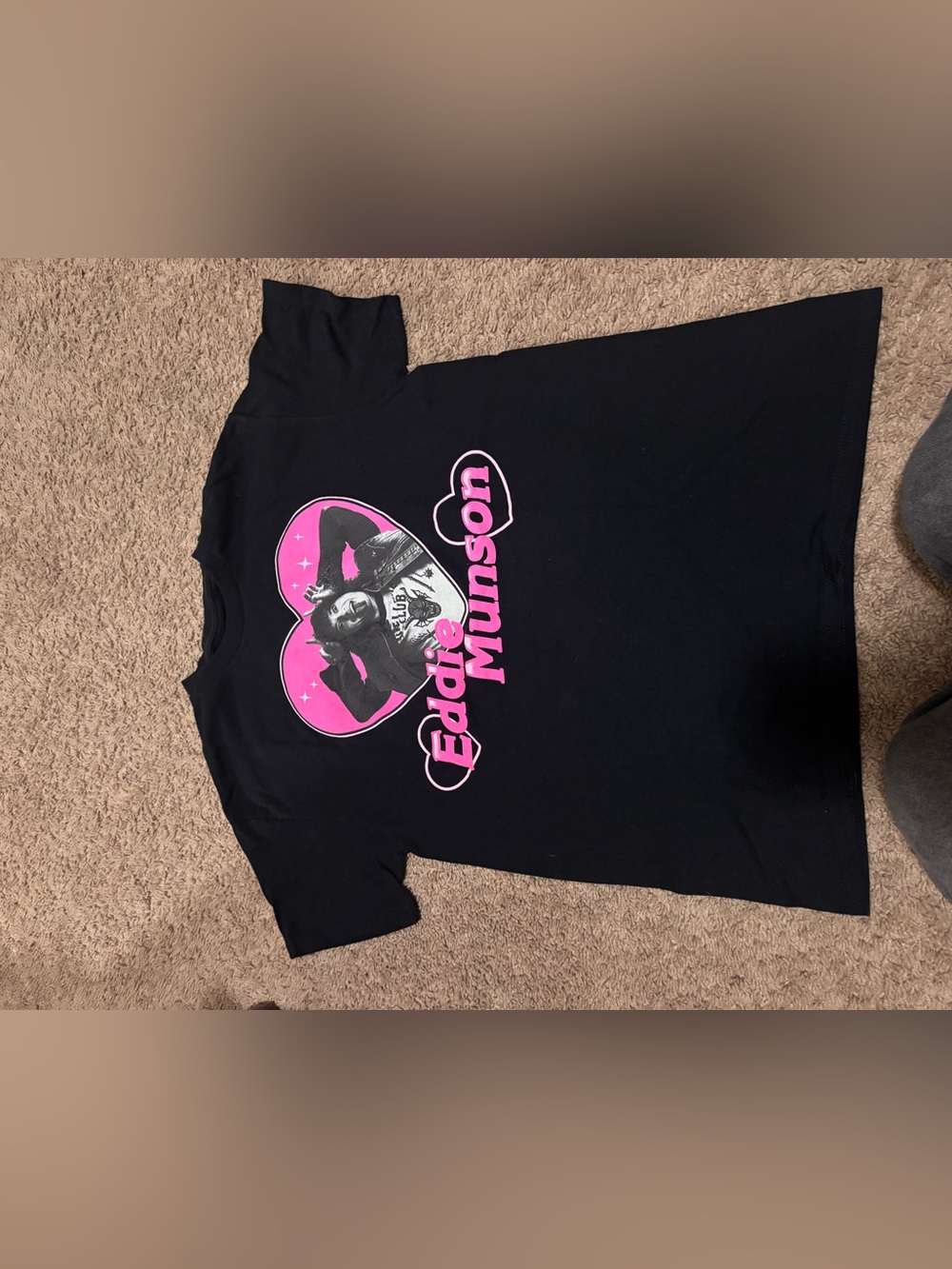Black Eddie Munson graphic tee with pink heart and white text, size M #strangert